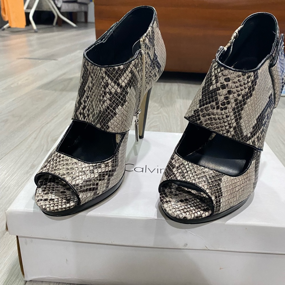 Calvin Klein: Lenora Classic Python Print Open To… - image 3